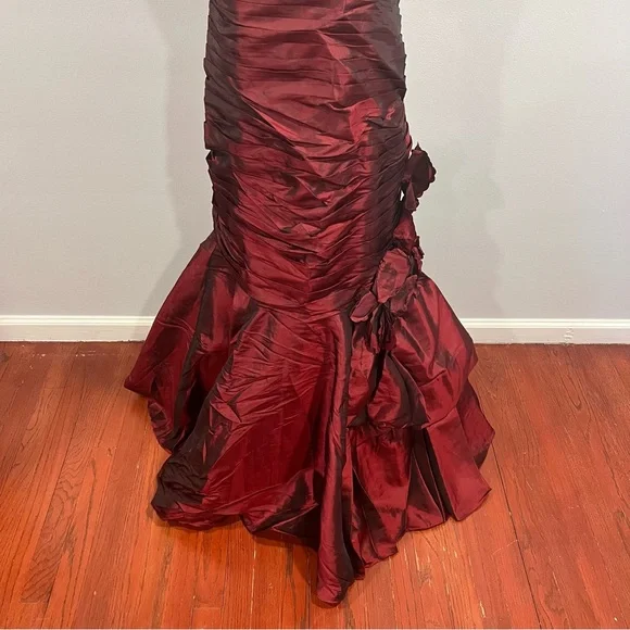 Camilla La Vie Burgundy Taffeta Strapless Pleated Mermaid Evening Gown - Reemoly